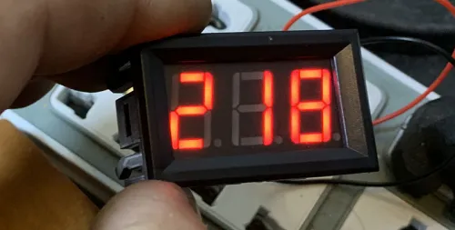 Hình ảnh Đồng hồ đo mức điện áp. đồng hồ vôn kế điện tử